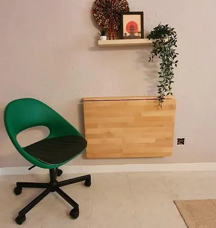 Bright, Spacious, Newly Decorated 2 Bedroom Flat. *