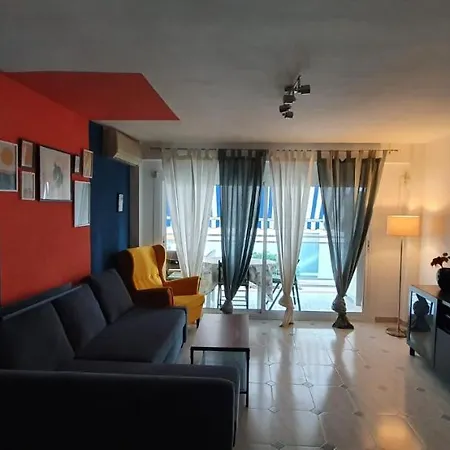Bright, Spacious, Newly Decorated 2 Bedroom Flat. Apartment