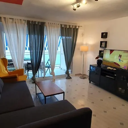 Bright, Spacious, Newly Decorated 2 Bedroom Flat.