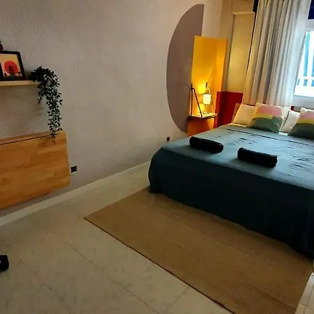 Bright, Spacious, Newly Decorated 2 Bedroom Flat. Apartment
