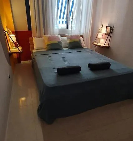 Bright, Spacious, Newly Decorated 2 Bedroom Flat. Apartment *