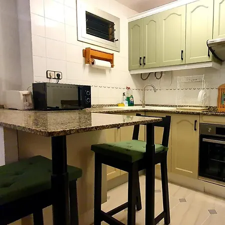 Bright, Spacious, Newly Decorated 2 Bedroom Flat. Apartment *