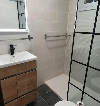 Bright, Spacious, Newly Decorated 2 Bedroom Flat. Apartment *