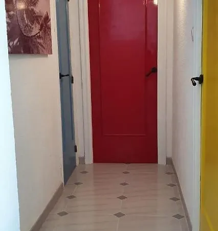 Bright, Spacious, Newly Decorated 2 Bedroom Flat. Apartment