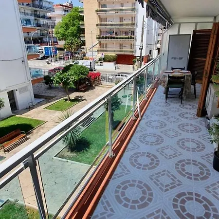 Bright, Spacious, Newly Decorated 2 Bedroom Flat. Apartment