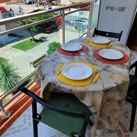 Apartment Bright, Spacious, Newly Decorated 2 Bedroom Flat.